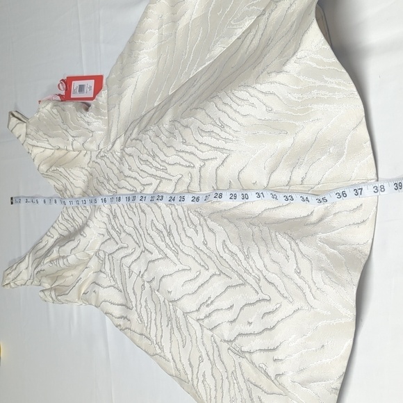 MONIQUE LHUILLIER white and silver Women's dress size 10. - Picture 7 of 16